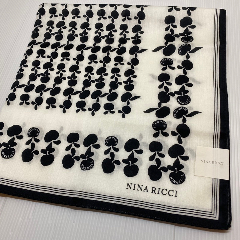 ❤️寶寶商店❤️Nina Ricci 黑白蘋果圖案手帕，大尺寸57公分