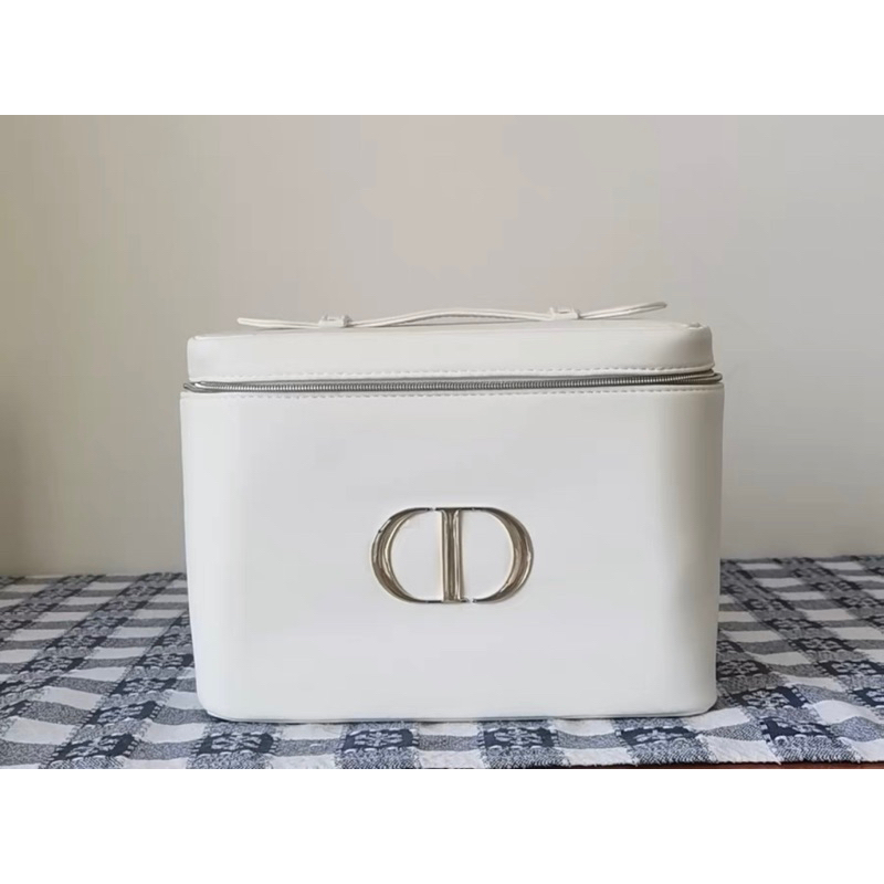全新品  Dior贈品化妝箱  類小羊皮質感   手提的部分可以自己+鏈條⛓️變成側背箱包 21  x16 x 16cm