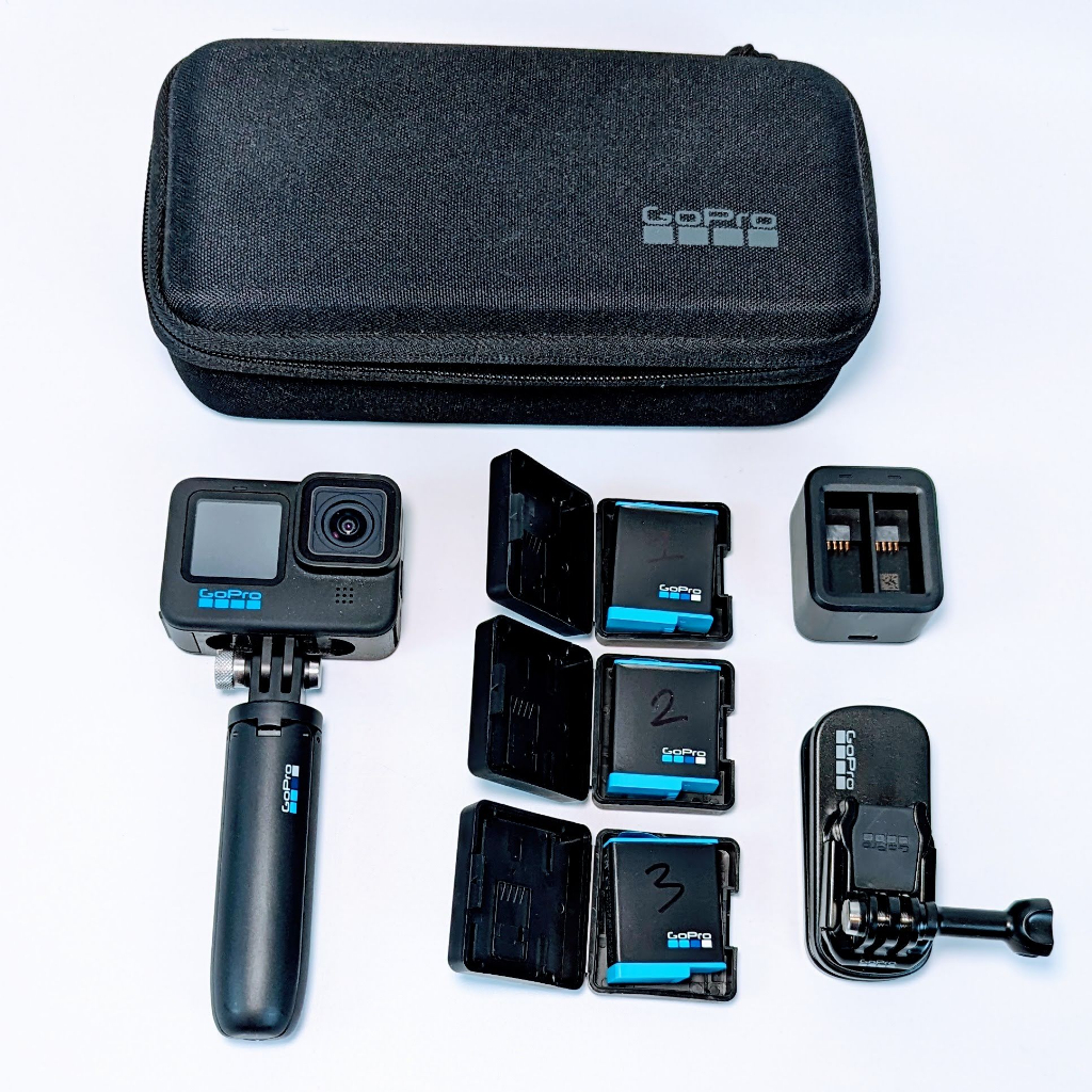 GoPro Hero 10 Black +三顆電池 + 雙顆電池充電器 + 伸縮三腳架 + 硬殼包 + 背包夾 官網購入