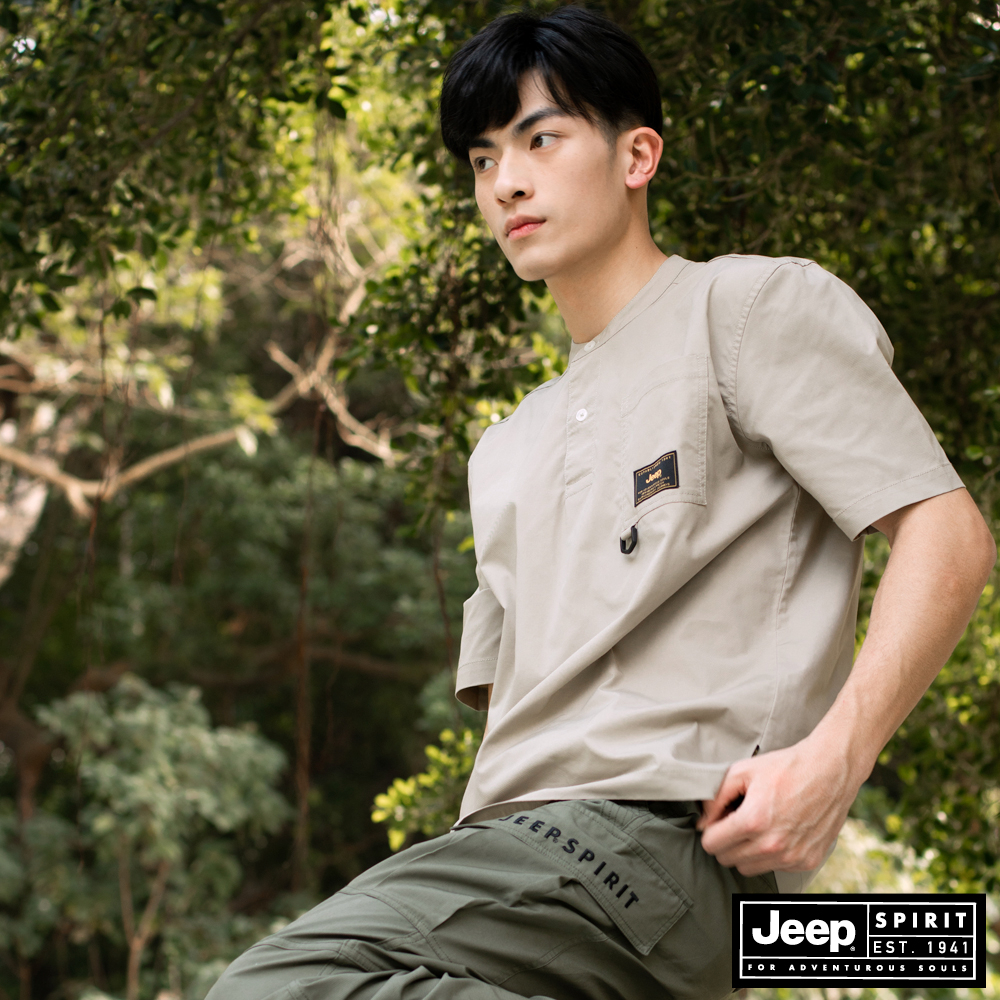 JEEP 男裝 COOL MAX亨利領口袋短袖POLO衫-卡其色