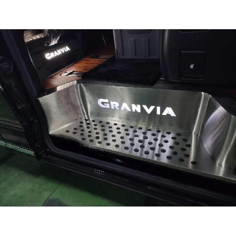 Toyota Granvia 304不銹鋼迎賓踏板