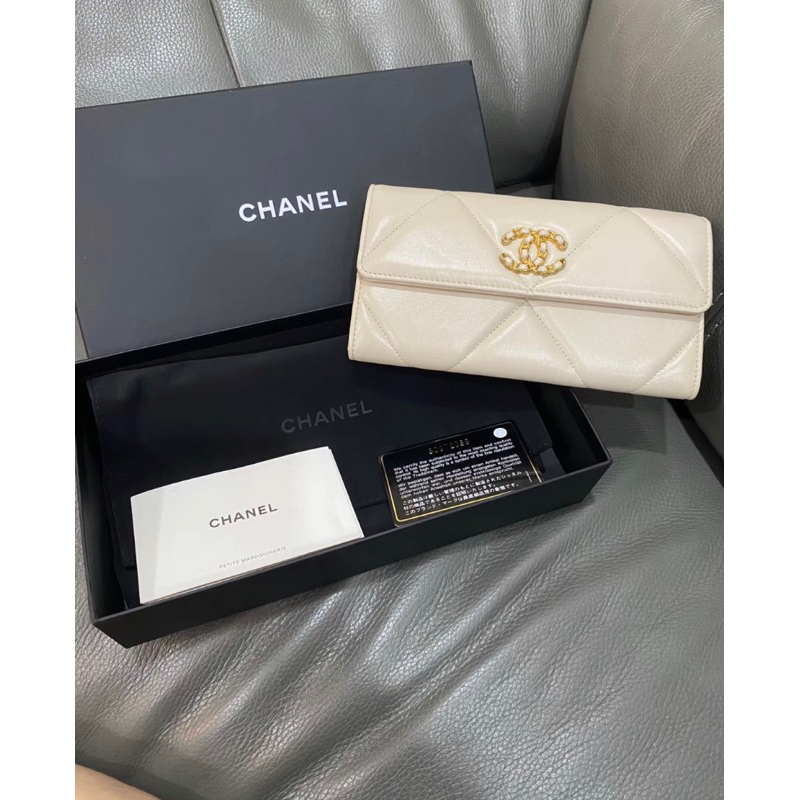 香奈兒 Chanel 19 米白色羊皮翻蓋長夾 女用皮夾 錢包
