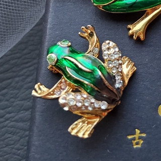小樹蛙漸層變色綠蛙別針 水鑽 領針帽子裝飾 【C’est Si Bon古董珠寶盒】Vintage老飾 夏日山林大自然