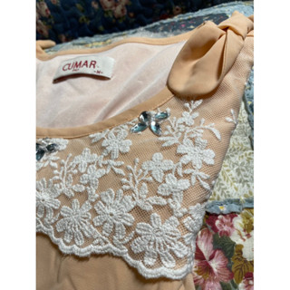 妮娜花園～800免運～全新～小M以下💕Cumar(M)柔美甜桃 肩蝶結 蕾絲荷葉雪紡 腰鬆緊 網紗雪紡長版上衣