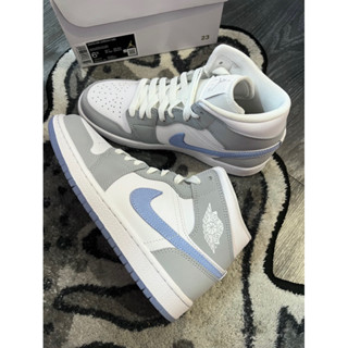 BLS • 全新、現貨 NIKE AIR JORDAN 1 MID 灰白 粉藍勾 果凍底 BQ6472-105