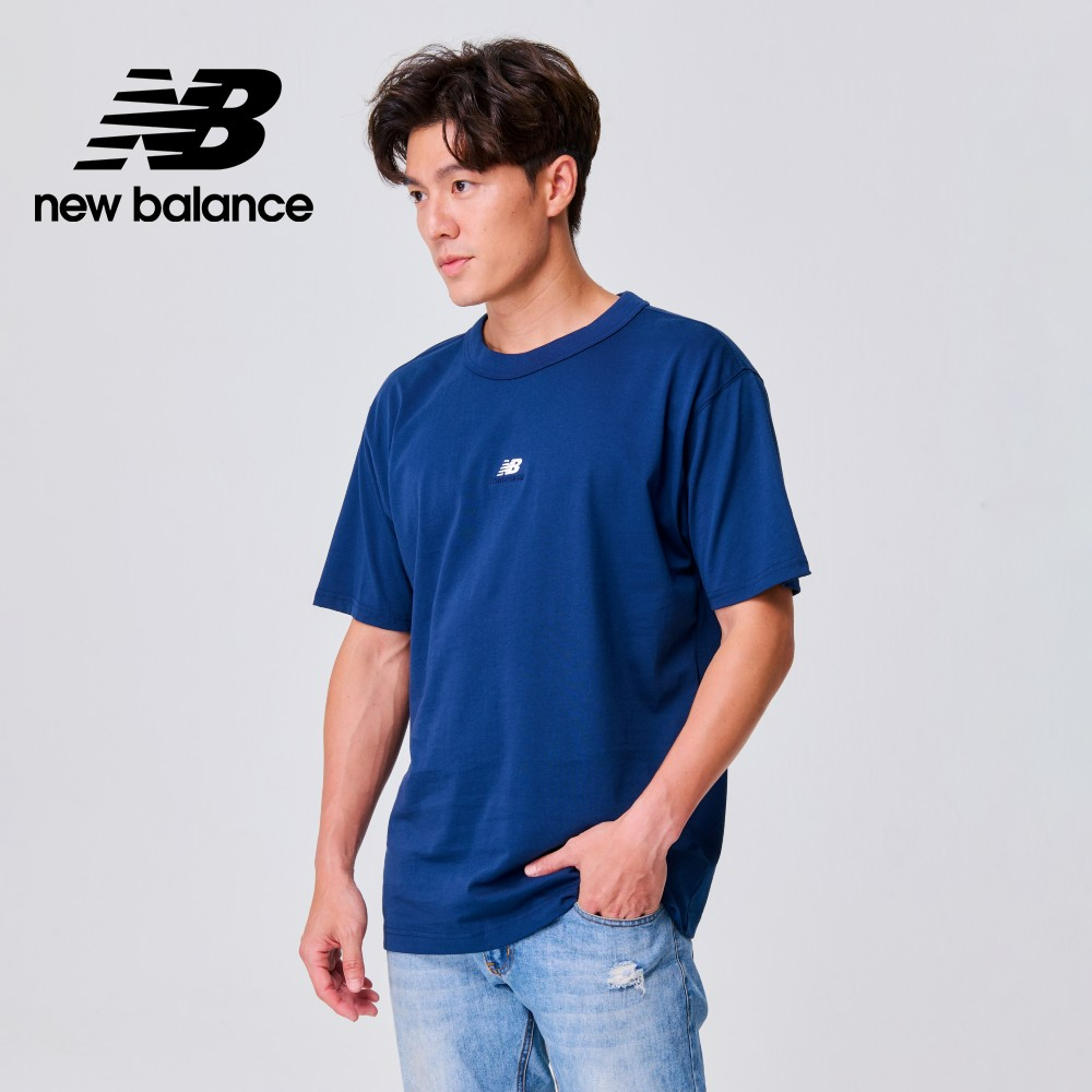 【New Balance】 NB 圓領背面LOGO短袖上衣_男性_深藍色_MT31504NNY