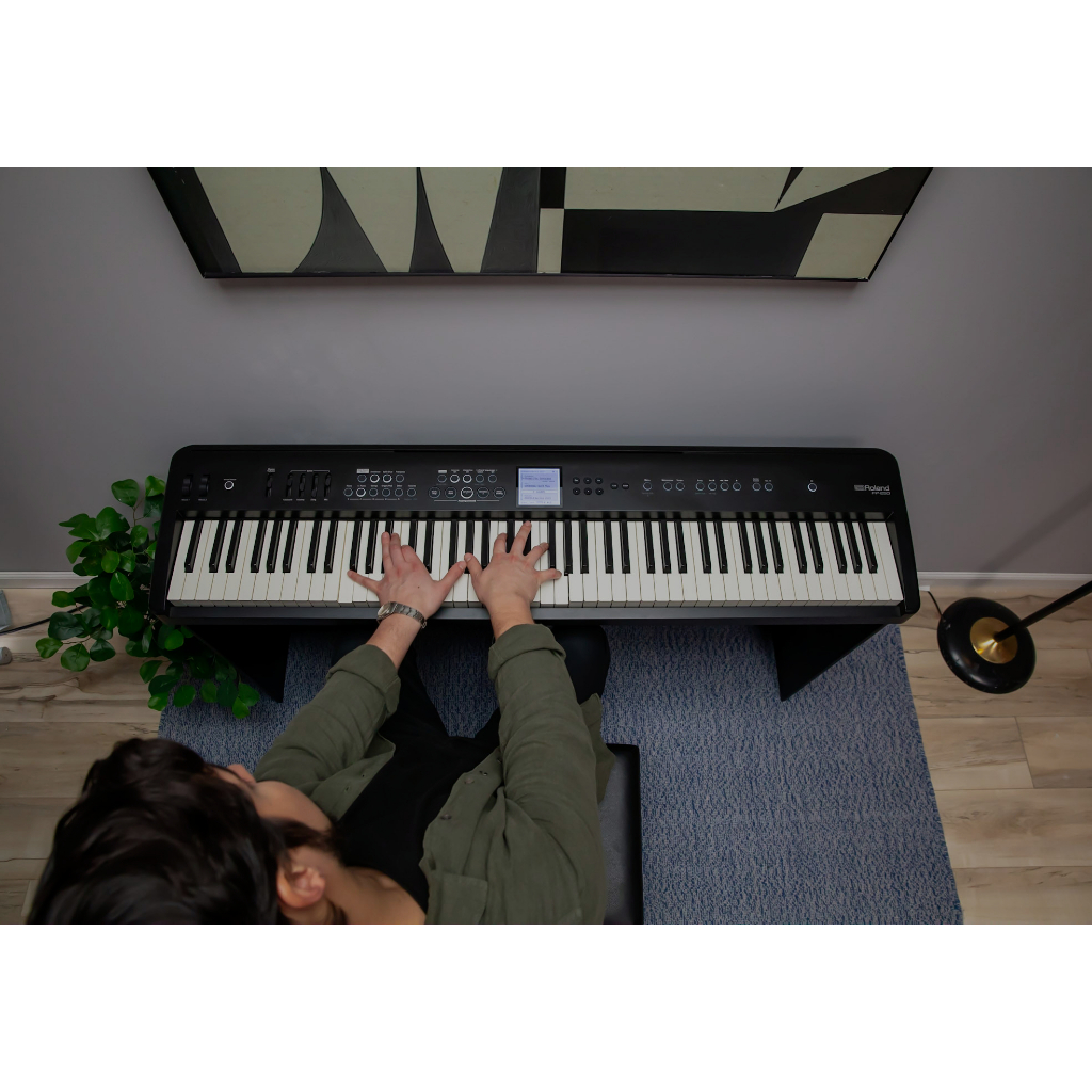 &lt;魔立樂器&gt; ROLAND FP-E50 有自動伴奏的電鋼琴 可插麥克風自彈自唱 千種音色 藍芽播音 總代理保固