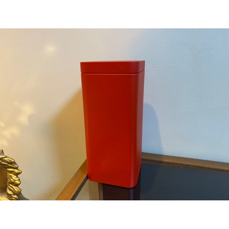 【二手 空密封鐵罐】-【紅色素面 方型鐵罐】霧面材質/正方形鐵罐-鐵盒/收納盒/餅乾糖果放置盒/小物飾品盒/值得收藏/