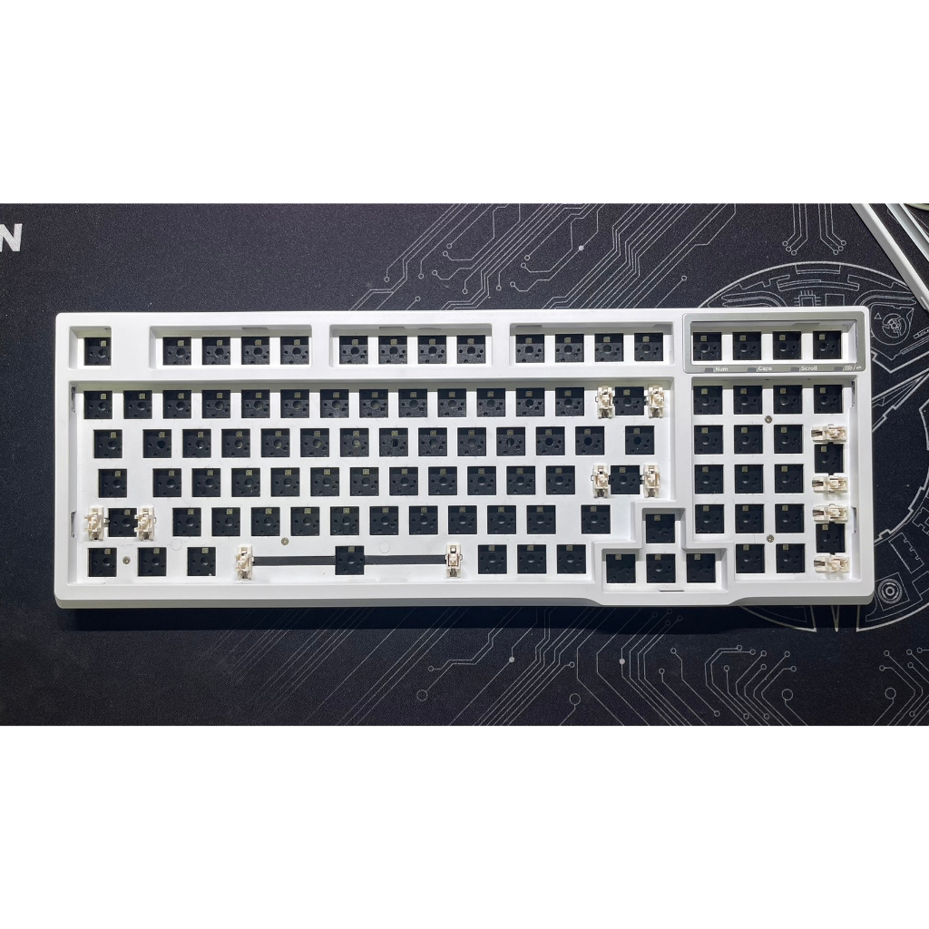 RX980 藍牙2.4G無線RGB 三模插拔軸機械鍵盤套件 (自售) 白色 二手