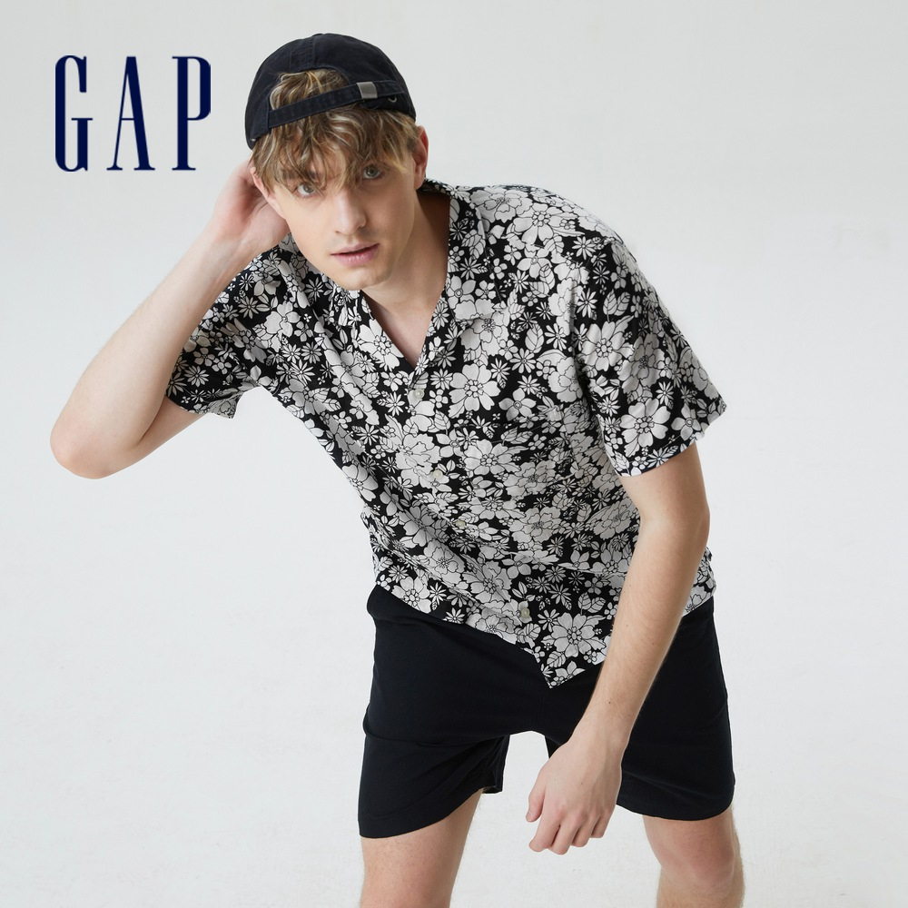 Gap 男裝 輕薄翻領短袖襯衫 輕透氣系列-黑色白底印花(585744)