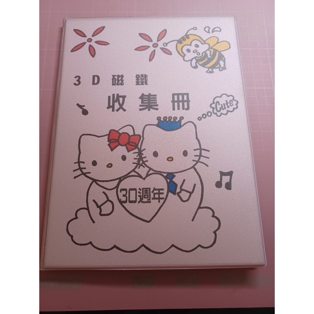 收藏《HELLO KITTY 30週年 3D磁鐵 收集冊+41片磁鐵+KITTY 在台灣30th週年(含7片磁鐵)》合售