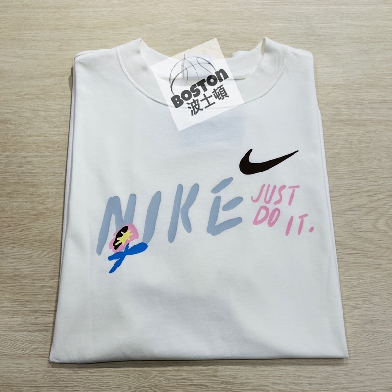 Nike 短T NSW 女 塗鴉 LOGO 休閒 短袖 可愛 圓領 夏日 T-Shirt 米白  FJ7714-133