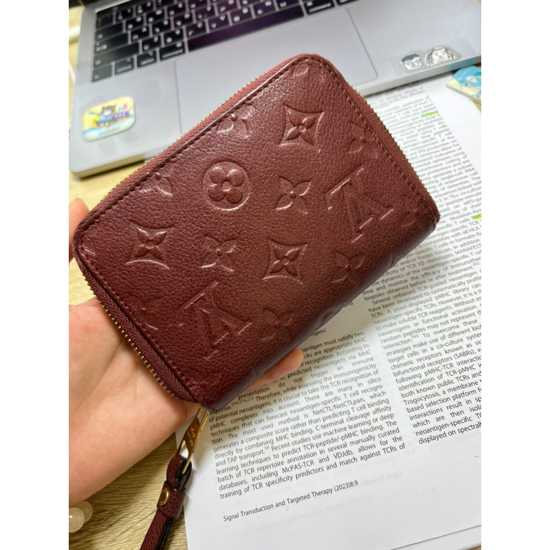 LV Monogram Impact Portedeuille Secret 雙開壓紋短夾 可放鈔票