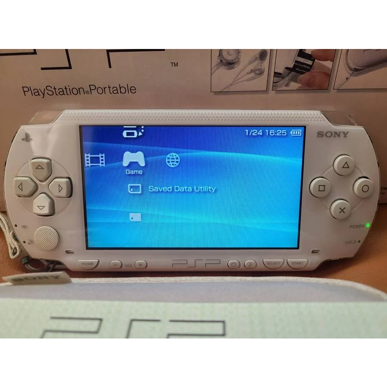 【米淇淋的二手小舖】PSP-1007KCW 陶瓷白 主機(公司貨)+1G記憶卡 原廠配件含耳機+四個遊戲片