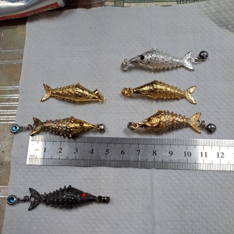 純銀手工打造，活節純銀魚，材質:純銀（9999）金色是鍍黃金，白色是鍍銠。