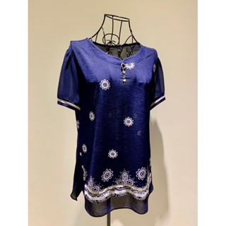 ［搬家］伊蕾ILEY藏藍色雪紡紗花朵圖騰刺繡長版圓領短袖遮臀修身上衣 L-XL