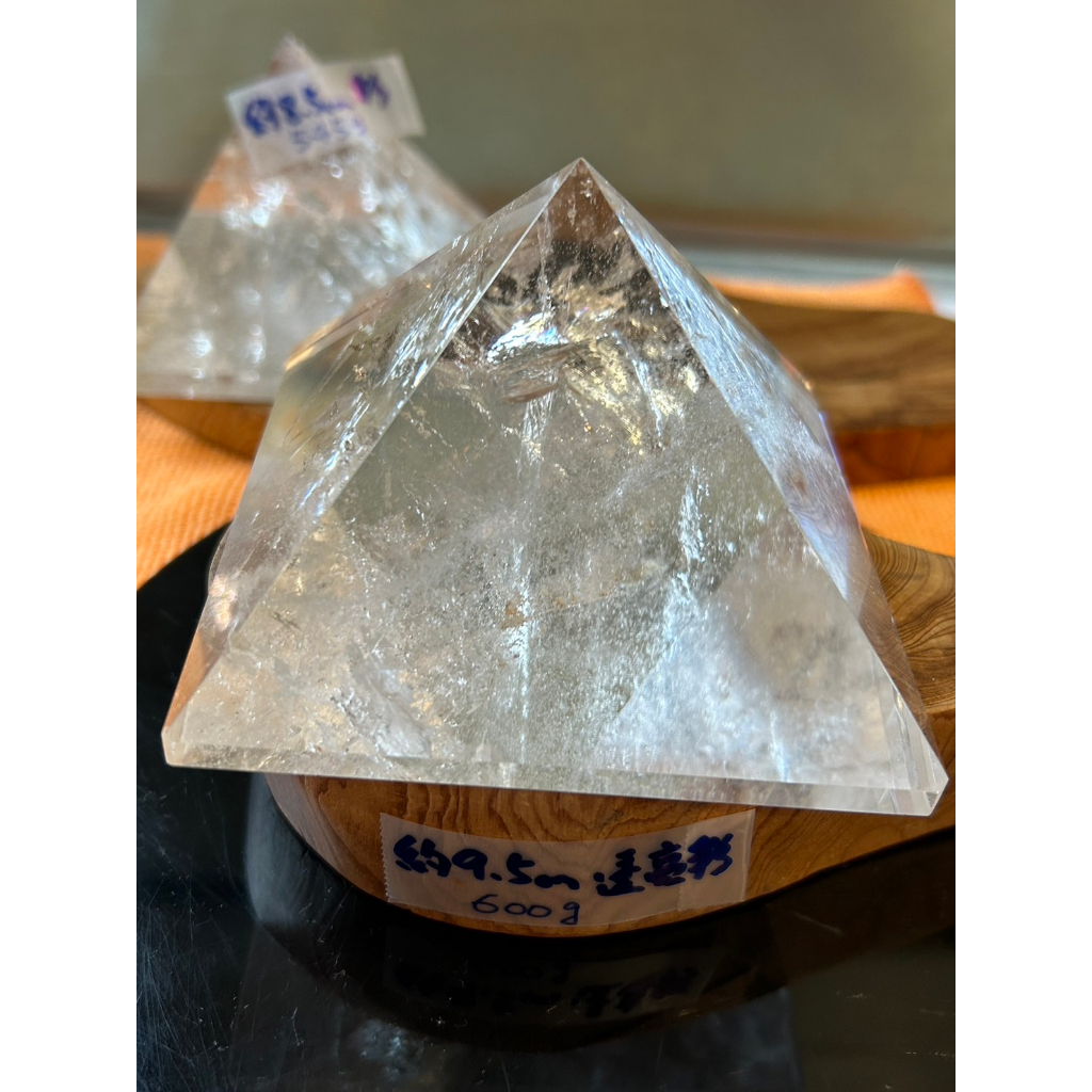 兆鑫生活館-白水晶金字塔_約9.5公分稀有大型白塔(600g，亮皮/水透/帶彩光) 冥想啟動能量開智慧助打坐擺