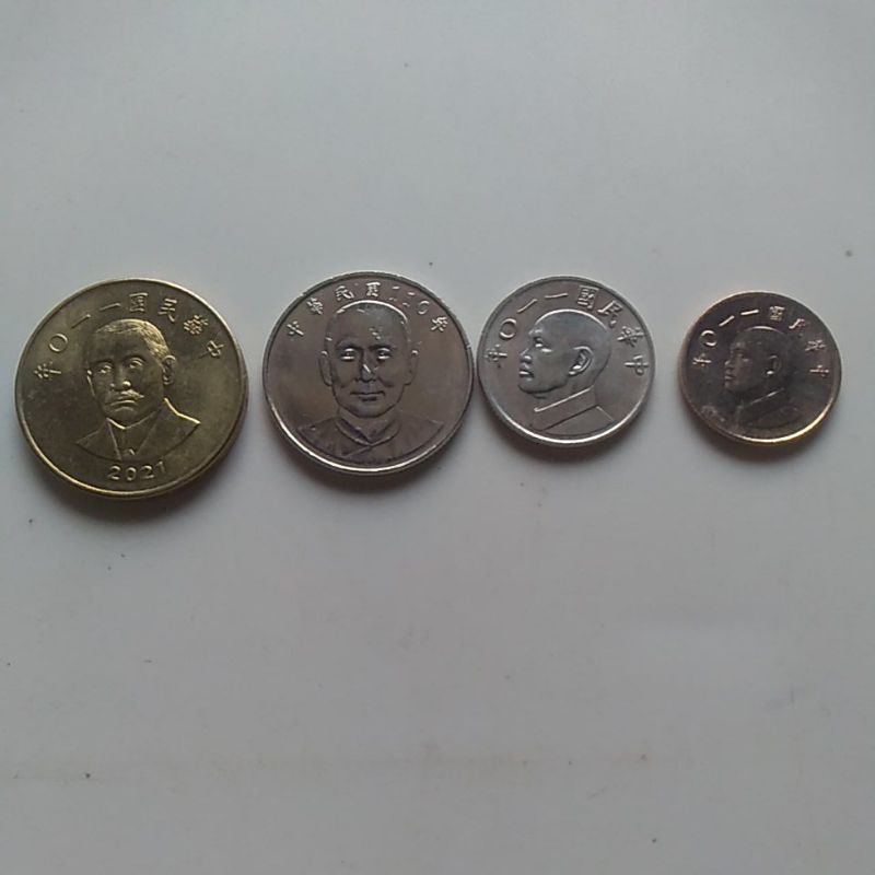 中華民國110年及105年1.5.10.50元流通幣