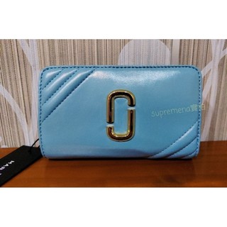 MARC JACOBS Glam Shot 雙J金屬絎縫羊皮釦式中夾（天空藍）