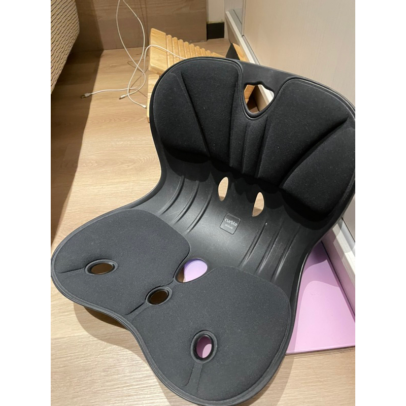 curble 3D 護脊美學椅（二手）底部背部有刮痕