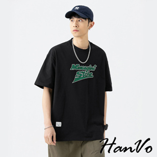 【HanVo】男款英文字復古休閒上衣 吸濕排汗 舒適透氣潮流 韓版夏季T恤 男生衣著 B1046