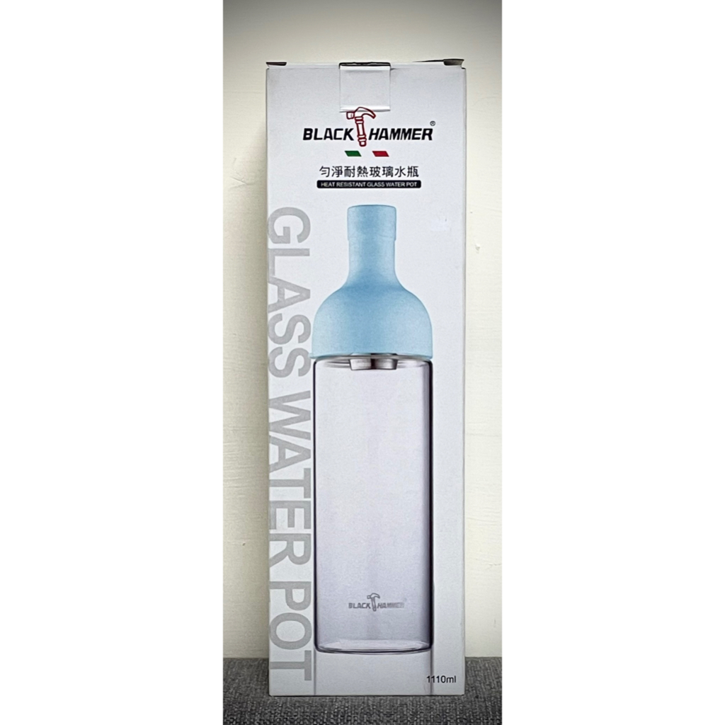 義大利【BLACK HAMMER】勻淨耐熱玻璃水瓶1110ML（粉藍色）“酒瓶造型壺”