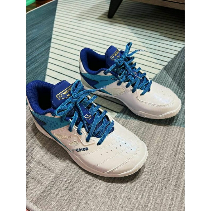 9.99成新，VICTOR專業羽球鞋-55週年系列-U型楦 珠光白藍銀(P9200IIITD-55)