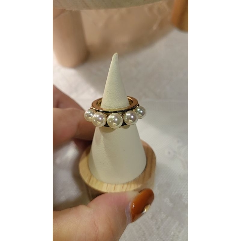 近9.8成新的西班牙品牌Majorica珍珠戒指，尺寸49號，無法調整戒圍，適合再購買喔，附飾品袋