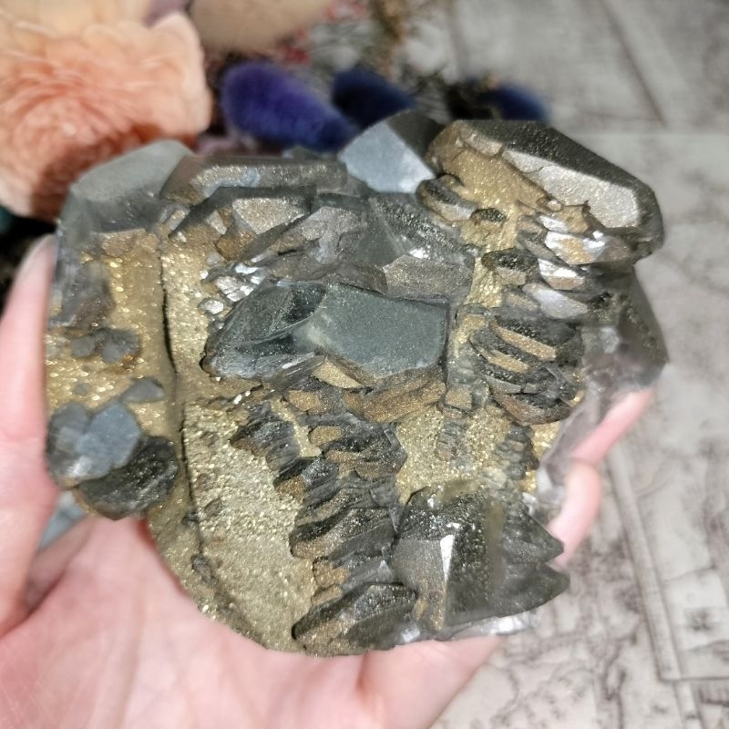 || 精品美礦~湖北大冶-奔馳方解石 • 帶閃閃金沙硫鐵礦 • 賓士方解石• 原礦收藏 ||