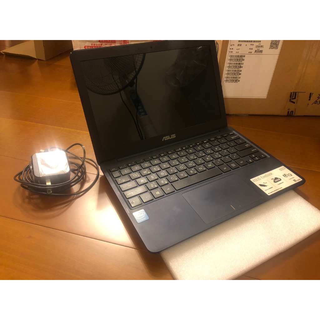 ASUS X205TA (二手筆電，6成新，外觀有使用痕跡)