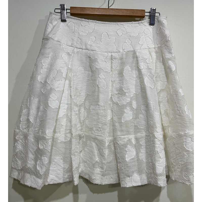 FIVE PENCE五個銅貨百貨專櫃 花朵網布 打褶短裙，99成新零碼商品，側邊隱形拉鍊，白色40號