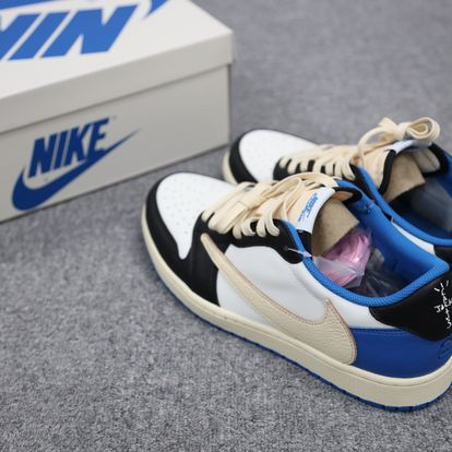 Travis Scott x Fragment Design x Air Jordan 1 Low OG SP閃電倒鉤