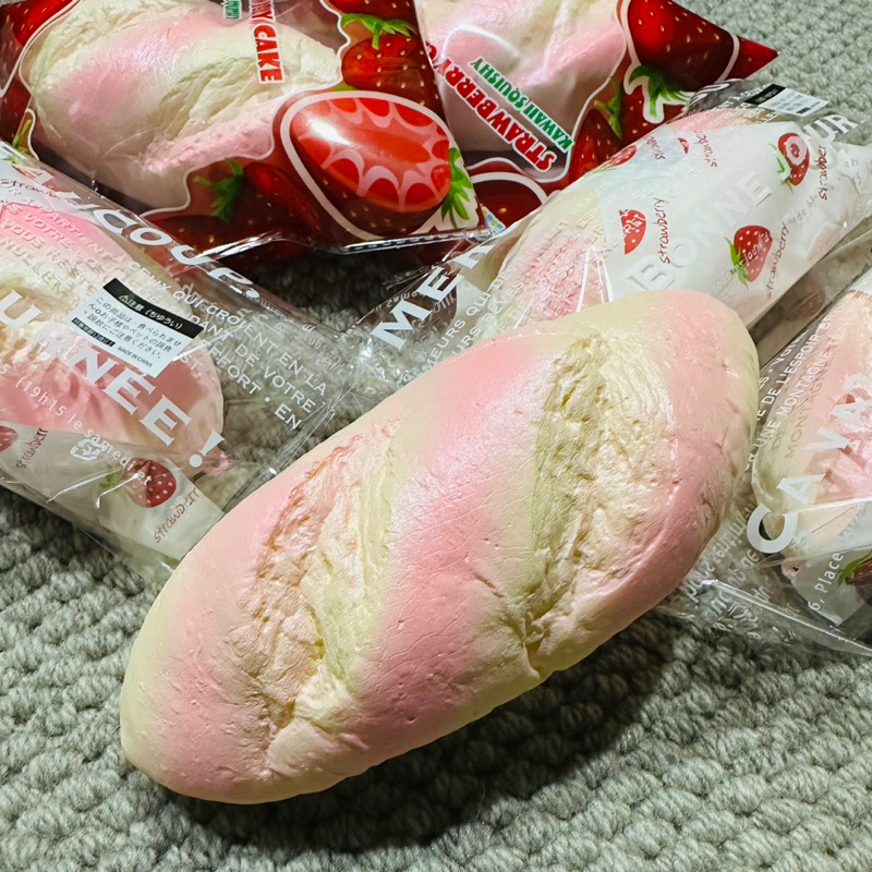 ♥️ 超慢回彈草莓短法國麵包♥️ 新款 慢回彈麵包 仿真麵包 squishy 兩種包裝隨機出貨