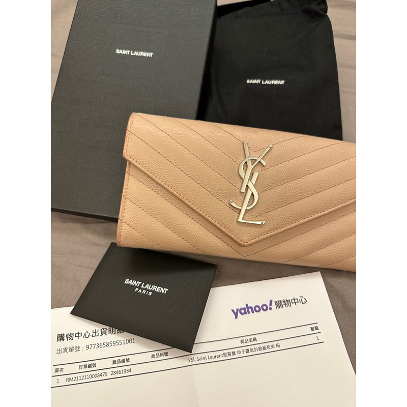 8成新YSL Saint Laurent  MONOGRAM金屬LOGO魚子醬V字車線牛皮信封式長夾(淺粉膚色）