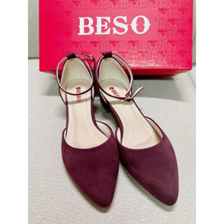 阿瘦皮鞋-BESO 型號：12027202134-48酒紅 BESO 多穿絨布素面瑪麗珍低跟尖頭鞋-酒紅