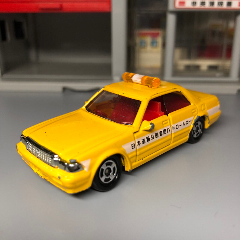 tomica 13 Toyota crown 道路公園