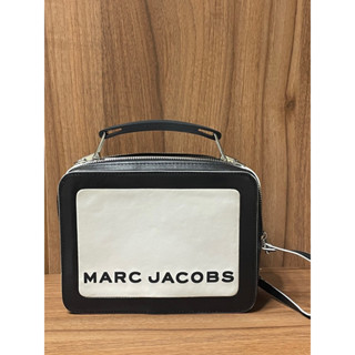 Marc Jacobs 黑白相間的23公分便當包