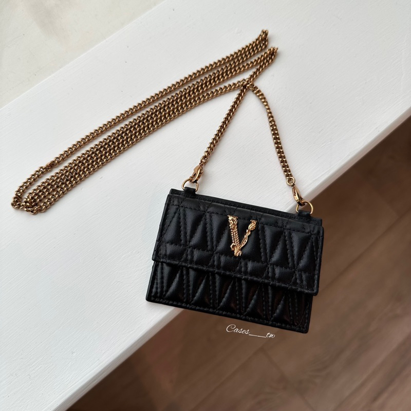【𝐂𝐚𝐬𝐞𝐬】Versace現貨秒發｜Virtus Cardholder 凡賽斯卡夾 小羊皮 鏈帶卡包 精品代購 WOC