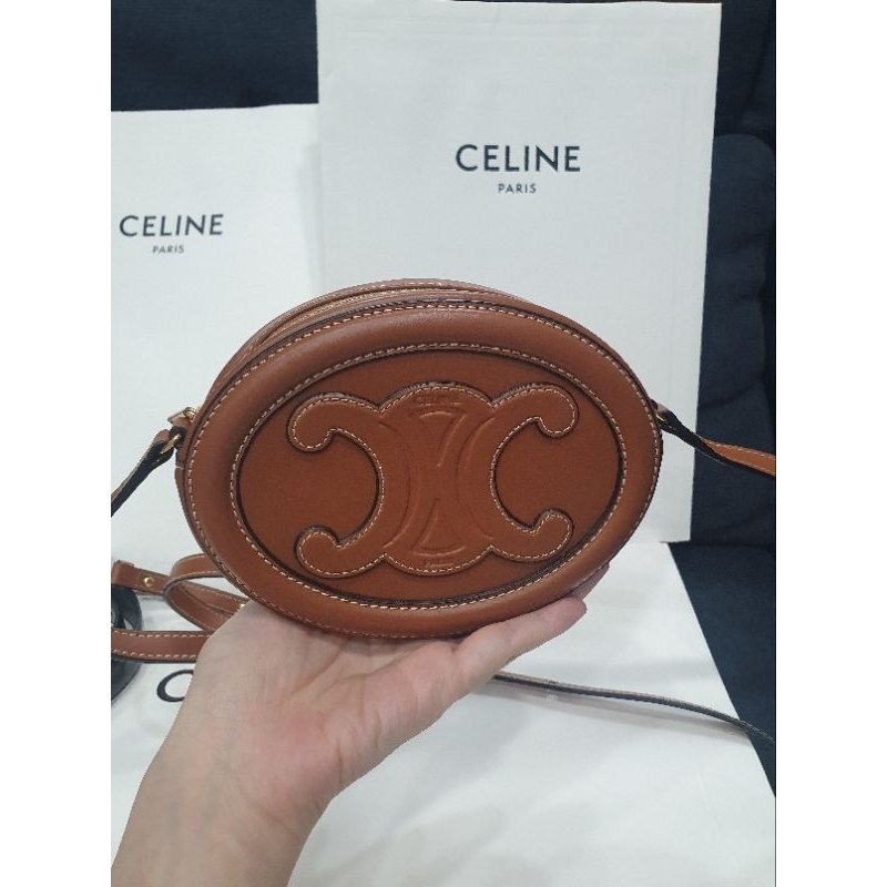 Celine CUIR TRIOMPHE 橢圓形手拿包含背帶 請聊聊賣家