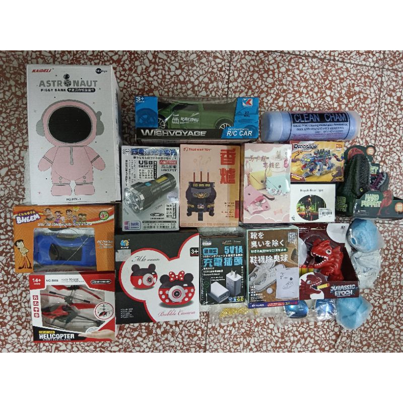 娃娃機商品--遙控車×2、存錢筒、手電筒、泡泡相機、洗車巾、積木、恐龍玩具、自行車燈、雜物，整圖賣