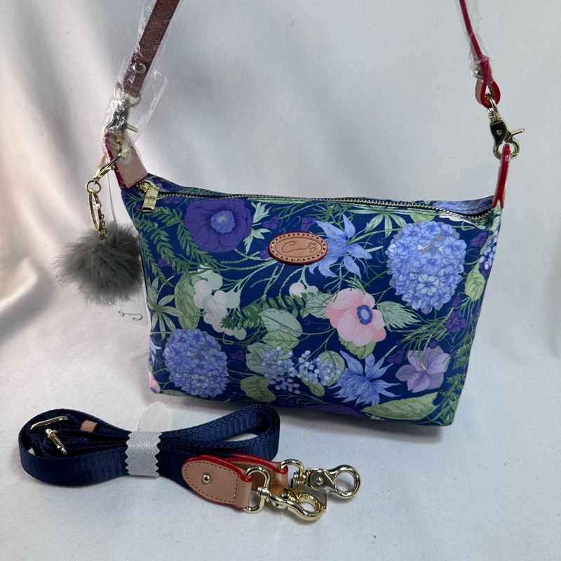 Bonnie 專櫃Cats包包2808紫蘿蘭印花配歐洲植鞣牛皮 展現個人魅力 長背、短背兩用包 附長帶 $4560