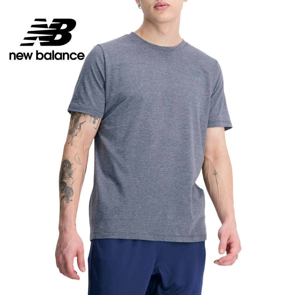 【New Balance】 NB 排汗透氣短袖上衣_男性_灰色_AMT33070BKH
