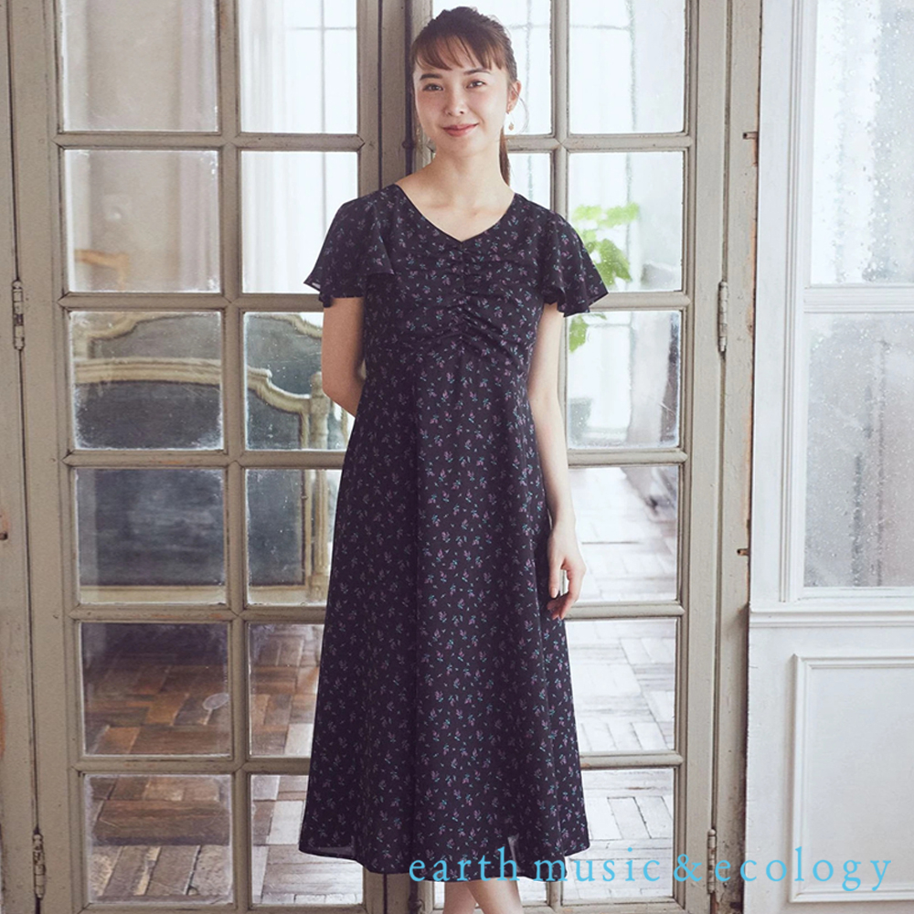 earth music&ecology 碎花打印抓皺收腰剪裁喇叭寬袖V領洋裝(1M33L0H0100)
