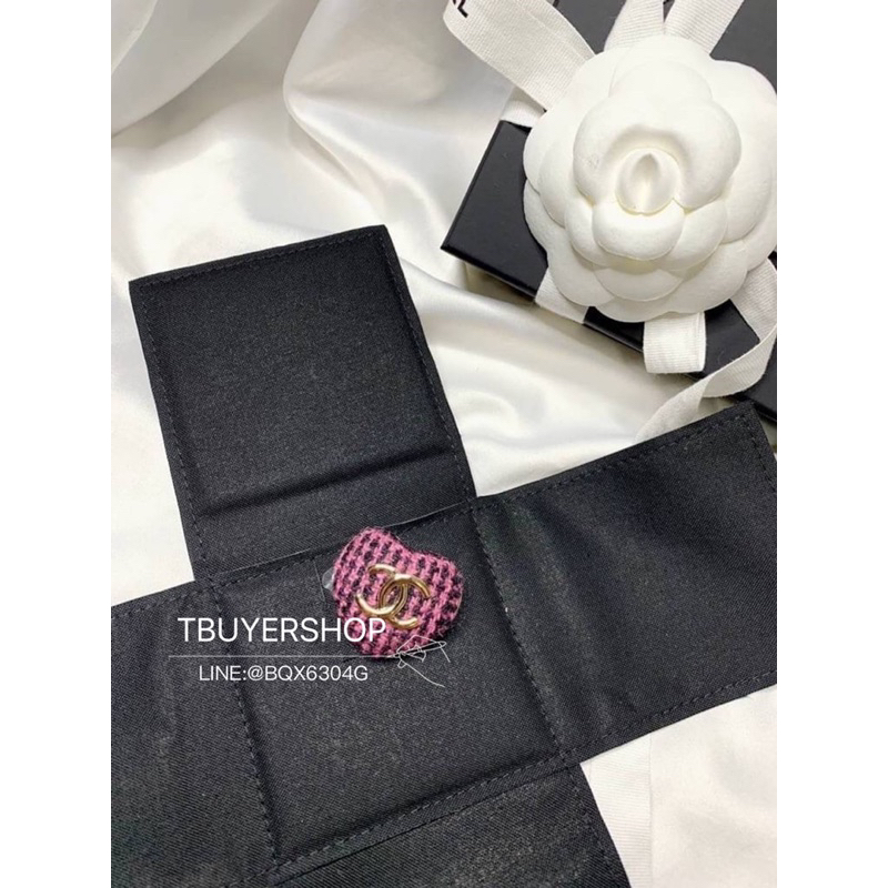 [TBUYERSHOP ] 台灣現貨✨️ Chanel 粉黑色格紋 胸針 可以別在帽子，包包，衣服都好好看😍