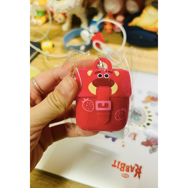 日本迪士尼商店 玩具總動員 熊抱哥草莓熊 小書包吊飾鑰匙圈