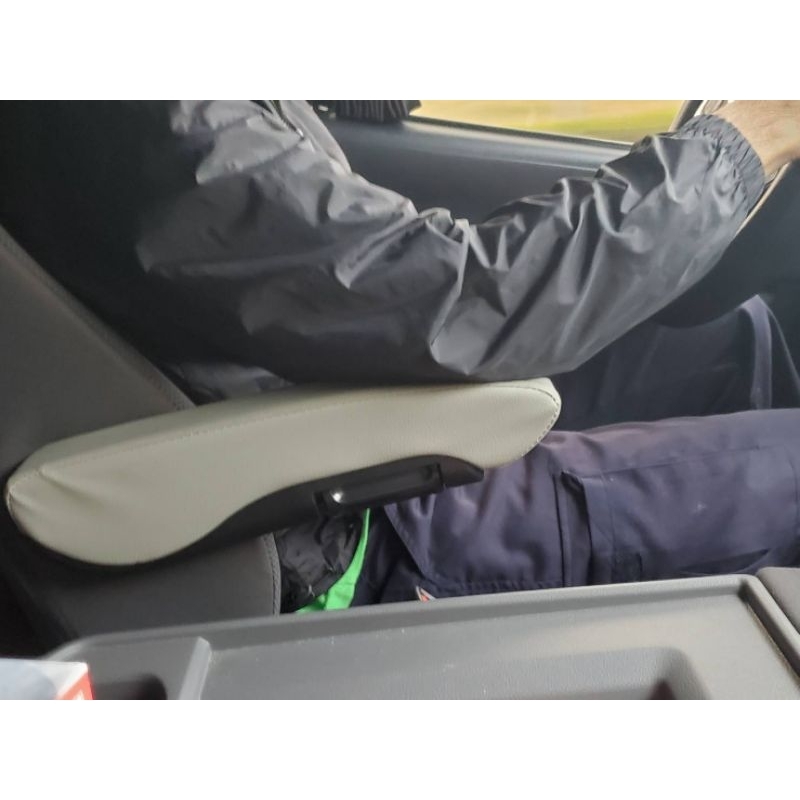 新海力士Toyota hiace 300 GRANVIA商務貨車版專用免鑽孔右扶手，皮革製高質感觸感優，通用款中型支架。