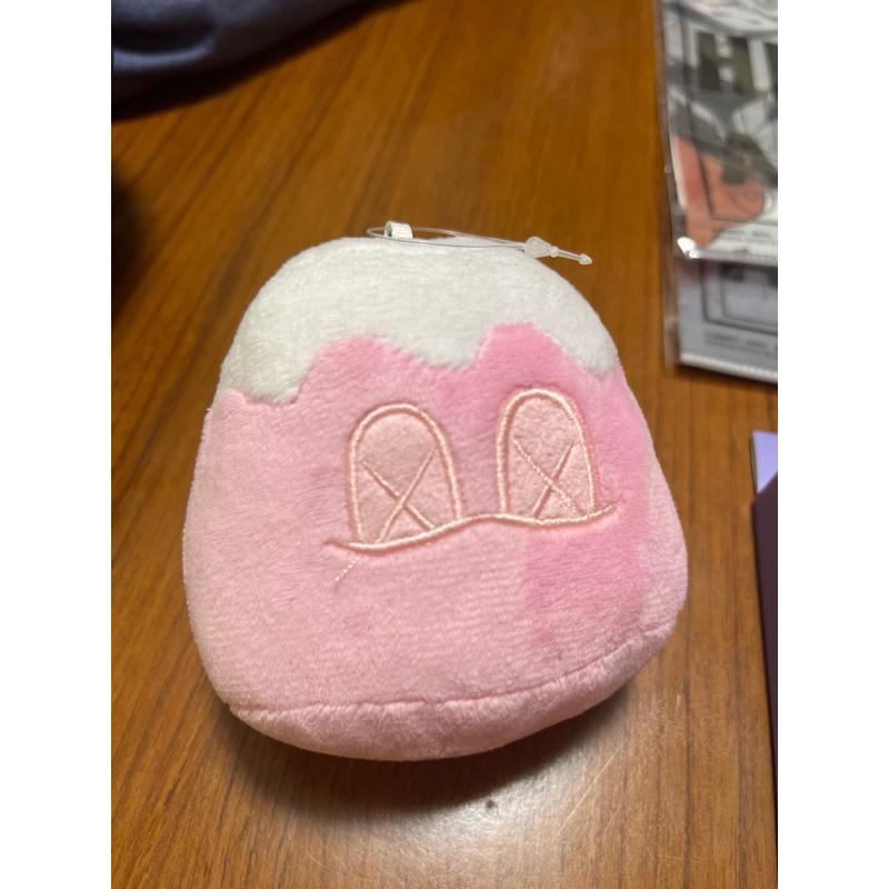 富士山kaws粉色娃娃