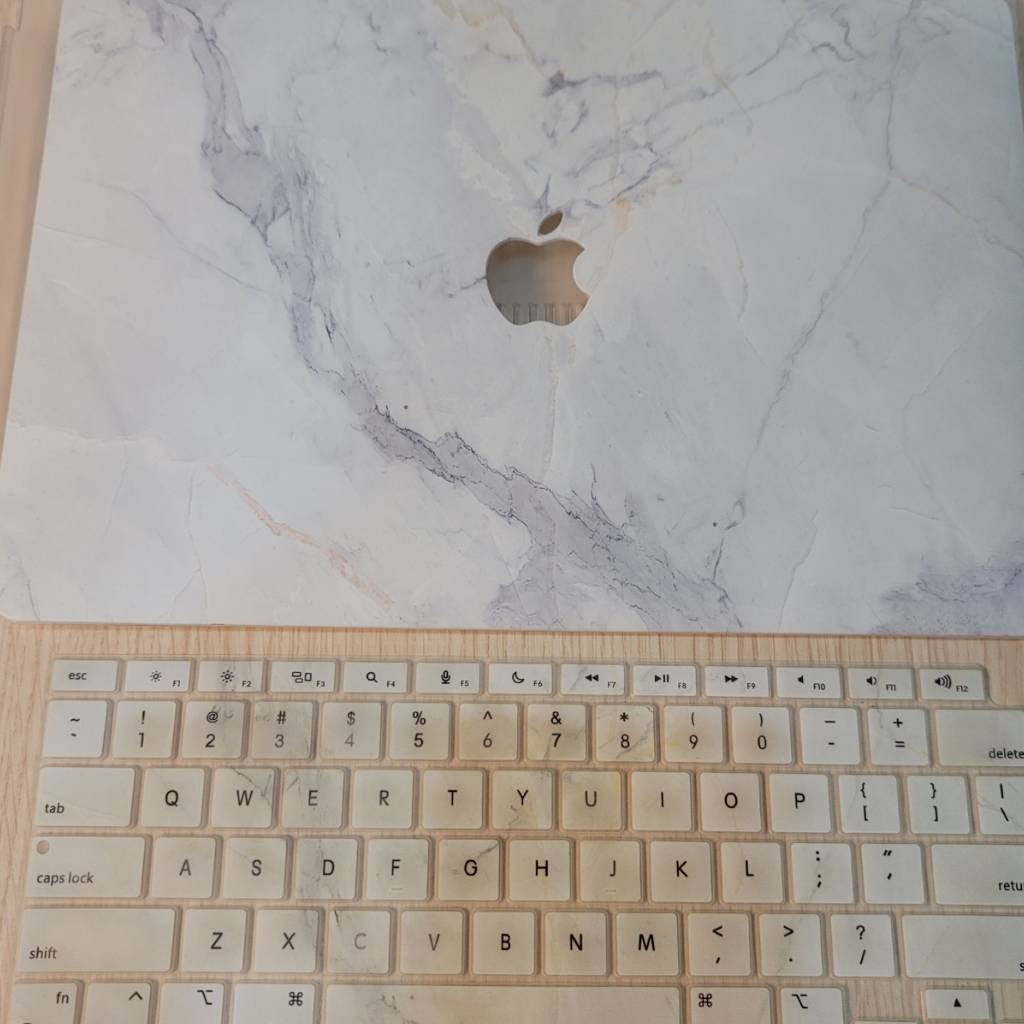 [二手] APEEL 灰調大理石 MacBook 全包保護殼+同款鍵盤膜 適用Air 13 M1