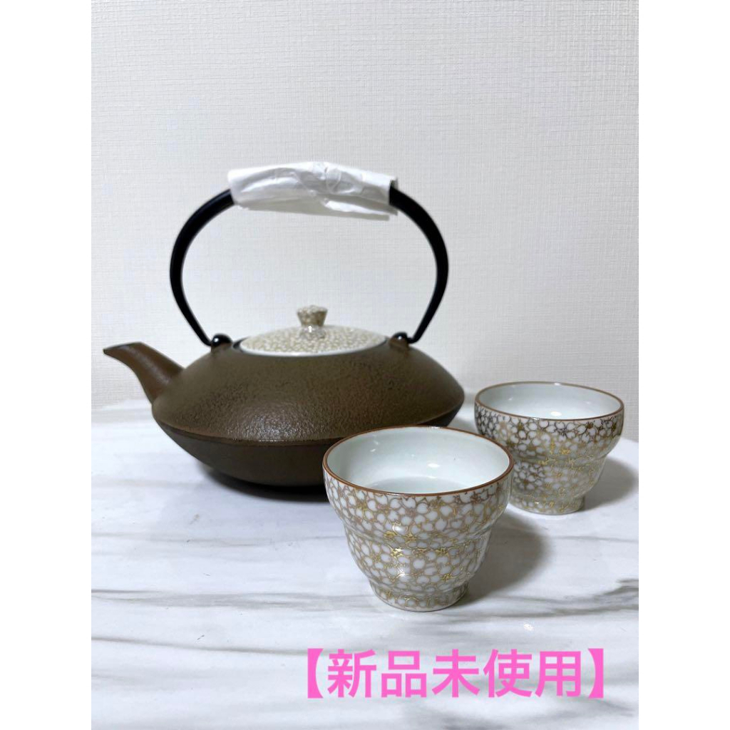 【珍華堂】(稀少珍品)日本南部鐵壺- OIGEN製-大品900cc鐵壺-清水燒金彩櫻詰-壺蓋及兩個杯子-新品未使用