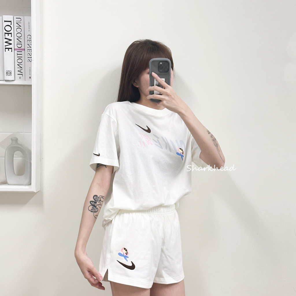 【Sharkhead】現貨 Nike NSW 短褲 米白 塗鴉 小花 Logo 小勾 刺繡 米色 FJ7716-133